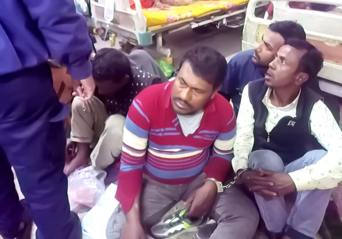 হামলাকারীদের নির্দেশে হাসপাতালে চিকিৎসা নিতে আসা হেযবুত তওহীদের সদস্যদেরকেই হাতকড়া পরিয়ে রেখেছে পুলিশ।